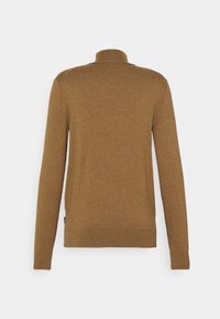 Brauner, langärmeliger Pullover mit hohem Kragen, der eine weiche Textur und ein figurbetontes Design aufweist, das an den Hüften mit einem dezenten Saumdetail endet.