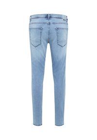 Jean slim bleu clair vu de dos avec deux poches arrière et une étiquette de marque sur la ceinture.