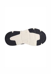 Kengän pohja mustassa ja kermaissa väreissä, jossa on teksturoitu pinta ja geometrinen kulutuspinta parannetun pidon saavuttamiseksi. Kestävä kumimateriaali.