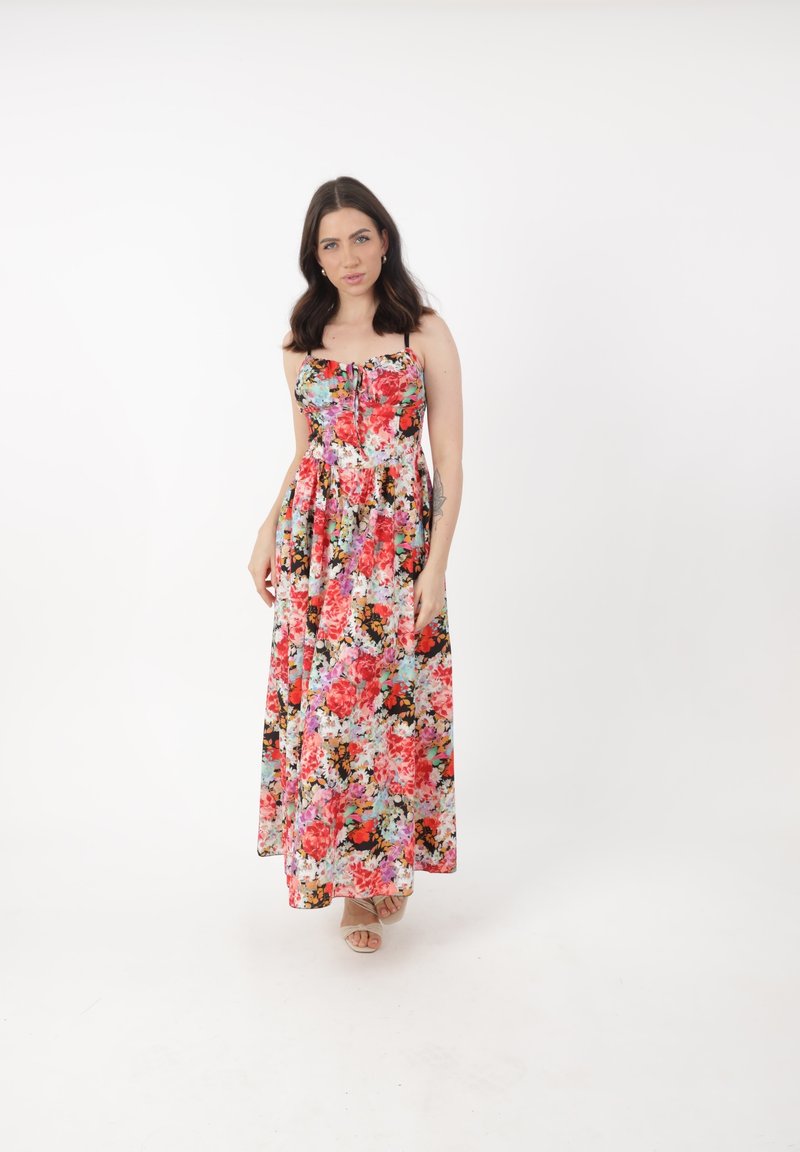 Maxi kjole i et flerfarvet blomstermønster med justerbare spaghetti stropper og en samlet bodice. Fremstillet af letvægtsstof.