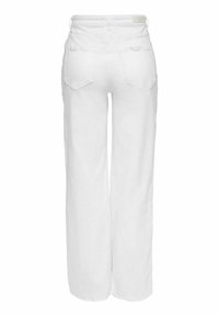 Pantalones de mezclilla blancos de pierna ancha con una cintura alta, dos bolsillos traseros y una textura suave. Las costuras son visibles a lo largo de las uniones.