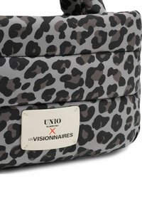Graue Tasche mit Leopardenmuster und veganes Lederstruktur, mit einem weißen Markenetikett, auf dem "UNIO HAMBURG X LES VISIONNAIRES" steht.
