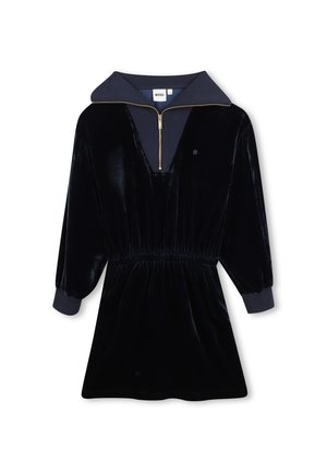 Vestido negro de terciopelo de manga larga con cintura elástica, cremallera dorada de medio cierre, cuello ancho y puños de canalé sobre fondo blanco.