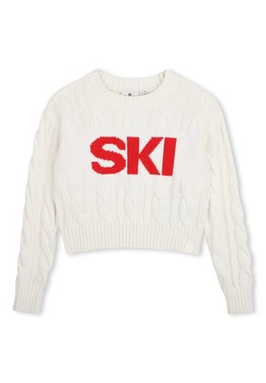 Witte korte kabelgebreide trui met lange mouwen en het woord "SKI" in grote rode letters aan de voorkant.