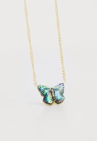 Collier en chaîne en or avec un pendentif en forme de papillon, présentant des détails irisés bleu et vert, orné de pierres précieuses noires et transparentes.
