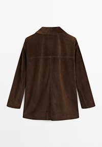 Giacca in suede marrone con maniche lunghe e una cucitura dritta sul retro, mostrata da dietro su uno sfondo bianco.