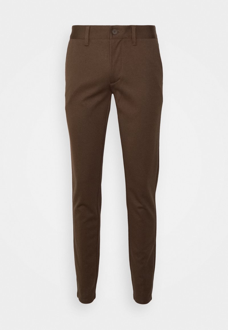 Pantalon slim marron avec passants de ceinture et fermeture par bouton, présenté sur fond blanc.