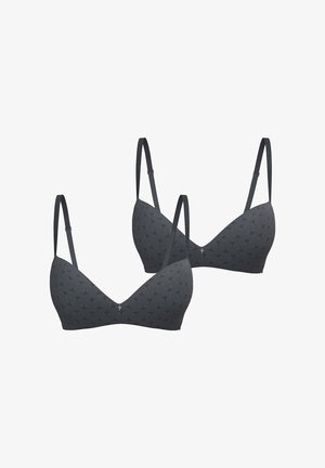 Deux soutiens-gorge sans fil gris avec un motif texturé, des bonnets triangulaires, des bretelles réglables et un petit charm métallique en accent sur le devant.