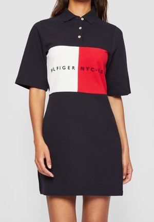 Robe polo en coton bleu marine avec un design color block comprenant des panneaux blancs et rouges. Patte de boutonnage à trois boutons ; logo brodé sur la poitrine.