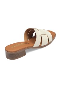 Sandalia de cuero blanca de tipo slide con diseño de tiras entrecruzadas. Suela marrón texturizada con un tacón bajo y de bloque. La plantilla presenta el logotipo de la marca.