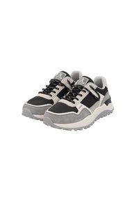 Baskets sportives comprenant un mélange de maille noire, de cuir suédé gris et de caoutchouc blanc. Design notable avec des lacets et des accents géométriques.