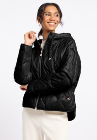 Czarna kurtka puchowa z pikowanym wzorem, zapinana na zamek z przodu, z regulowanym kapturem i bocznymi guzikami. Gładka tekstura i lekki materiał.