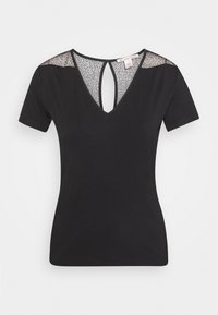 Černé tričko s krátkými rukávy, výstřihem do V a klíčovou dírkou na zádech. Obsahuje síťovinu na ramenou pro přidanou texturu. Hladká tkanina.