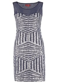 Robe bleu marine élégante avec un encolure en maille, ornée de motifs géométriques en sequins argentés et de rayures verticales, créant une surface texturée.