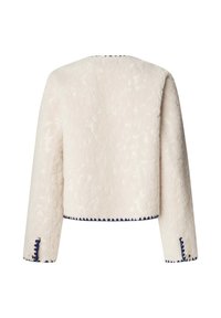 Romige fleece jas met een gestructureerde oppervlakte, lange mouwen en marineblauwe scalloped bies langs de zoom en mouwranden.