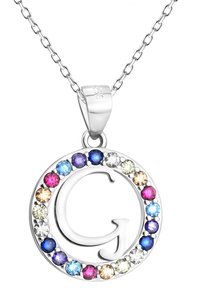 Silverhalsband med ett cirkulärt hänge som har flerfärgade ädelstenar som omger en stiliserad bokstav "G." Kedjan ingår.