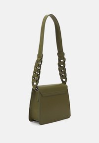 Oliwkowa skórzana torba na ramię o prostokątnym kształcie, z klapą i sekcjami paska w stylu łańcucha.