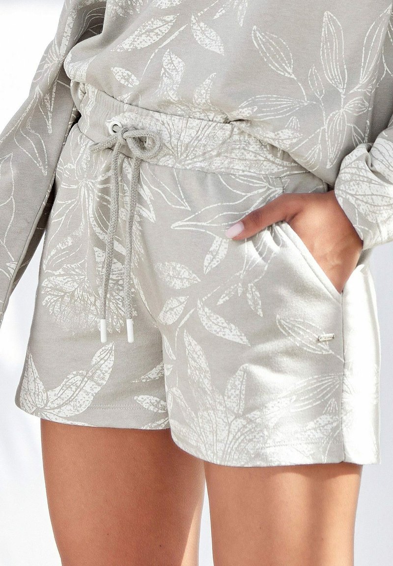 Světle šedé šortky s květinovým bílým vzorem, s šňůrkou v pase a detaily bočních kapes. Měkká tkanina s obvyklým designem.