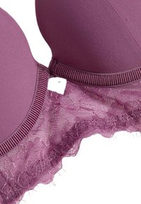 Sostenedor color malva que presenta copas acolchadas suaves, tiras de encaje, banda elástica y bordes ondulados para una textura delicada y un contraste elegante.