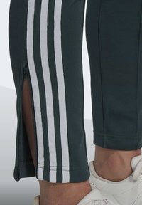 adidas Originals SUPERSTAR - Tepláky - green