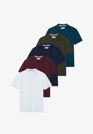 Cinque polo disposte verticalmente: bianca, bordeaux, blu navy, verde scuro e teal. Ognuna presenta un colletto, due bottoni e un tessuto strutturato.