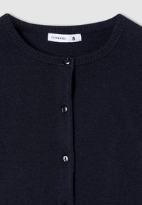 Cardigan blu navy con scollatura rotonda, polsini a costine e cinque bottoni davanti, realizzato in un morbido tessuto lavorato a maglia.