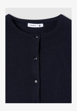 Granatowy kardigan z okrągłym dekoltem, ściągaczami przy rękawach i pięcioma guzikami z przodu, wykonany z miękkiej, teksturowanej dzianiny.