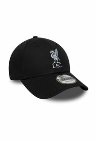 Schwarze Baseballmütze aus Stoff mit einem aufgestickten weißen Liverpool FC-Logo auf der Vorderseite und einem verstellbaren Riemen auf der Rückseite.