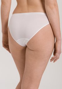 Mutande hipster bianche in cotone con una texture liscia e morbida e un design semplice e senza cuciture. Presentano un elastico in vita senza decorazioni.