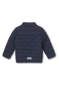 Veste matelassée bleu marine avec un motif ondulé texturé. Dotée d'un col, de manches longues, et d'une étiquette logo au bas du dos.