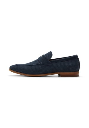 Heren loafer van navyblauw geweven suède met een band over de bovenzijde en een laag bruin houten hakje, zijaanzicht.