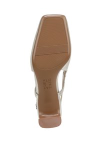 Damessandaal met hakken, voorzien van een beige metallic bovenwerk met een gladde textuur en een stabiele rubberen buitenzool met een gepatternde loop voor grip.