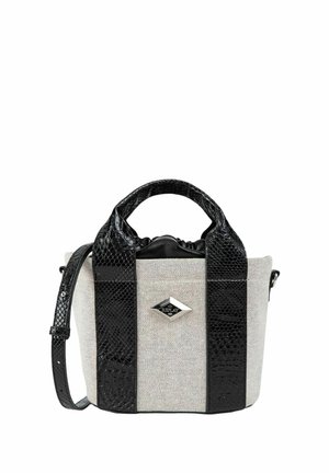 Petit sac fourre-tout avec corps en tissu beige, poignées texturées noires et bandoulière, avec un logo argenté en forme de losange sur le devant.