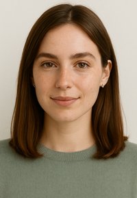 Giovane adulto con capelli castani lisci e pelle chiara, indossa un maglione verde. Piccole orecchino d'oro e sfondo neutro. Illuminazione naturale.