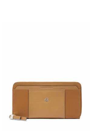 Cartera de cuero marrón claro con textura suave y cierre de cremallera. Cuenta con múltiples ranuras para tarjetas, un bolsillo frontal y un detalle de logo metálico.