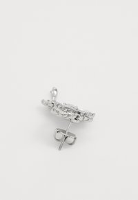 Orecchino a perno in argento con tre cristalli trasparenti tondi disposti in un design floreale.