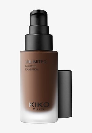 Bouteille en verre brun avec un bouchon-pompe noir ; arbore le texte "FOND DE TEINT MAT 24H INFINI" en argent. Fini mat lisse et design épuré.