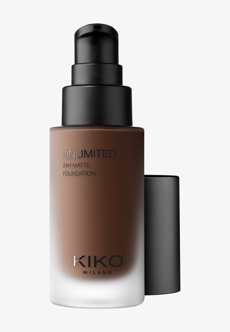 Botella de vidrio marrón con un dispensador negro; presenta el texto "UNLIMITED 24H MATTE FOUNDATION" en color plateado. Acabado mate suave y diseño elegante.