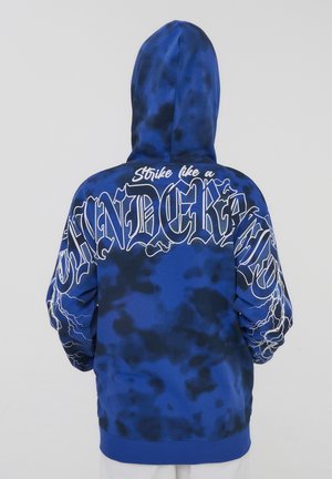 Felpa con cappuccio blu tie-dye con una grande grafica bianca sul retro che dice "Colpisci come un TUONO" e motivi di fulmini sulle maniche. Tessuto morbido.