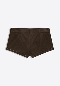 Dunkelbraune Veloursleder-Shorts mit Gürtelschlaufen und Metallnieten entlang des schrägen Saums, von hinten auf weißem Hintergrund gezeigt.