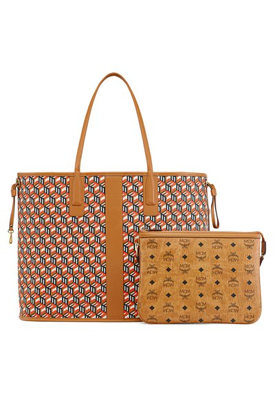 Grand sac fourre-tout avec un motif géométrique et des garnitures en cuir marron, associé à une petite pochette marron présentant un logo noir répété et des symboles.