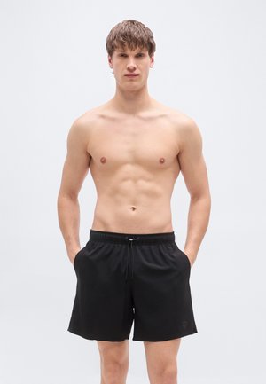 Μαύρο μαγιό σορτς από ελαφρύ ύφασμα, με ελαστική μέση και κορδόνι, πλαϊνές τσέπες και διακριτικό λογότυπο.