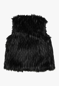 Czarna kamizelka z sztucznego futra o długiej, puszystej fakturze. Posiada wysoki kołnierz i brak rękawów, zaprojektowana na luźny krój bez zapięć.