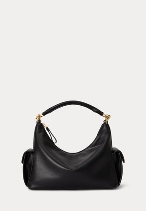 Sac à main en cuir noir avec une anse supérieure unique incurvée, des finitions dorées, des poches latérales et une fermeture éclair sur fond blanc.