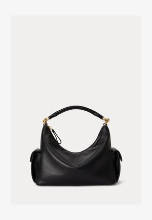 Mustast nahast käekott koos kõverdatud ühe käepidemega, kuldse tooniga riistvaraga, küljetaskutega ja lukuga valgel taustal.