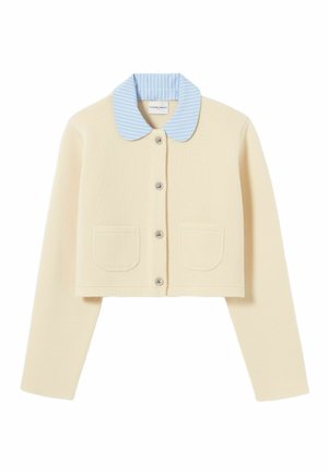 Cardigan court crème en maille texturée, avec un col rayé bleu clair, deux poches avant et une fermeture à boutons.