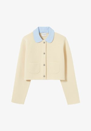 Cardigan court crème en maille texturée, avec un col rayé bleu clair, deux poches avant et une fermeture à boutons.