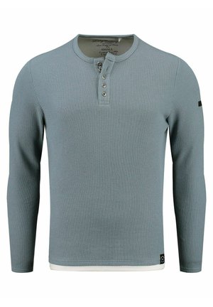 Koszula z długim rękawem w stylu henley w jasnoniebieskim, prążkowanym materiale, z trzema guzikami przy szyi i białym wykończeniem u dołu.