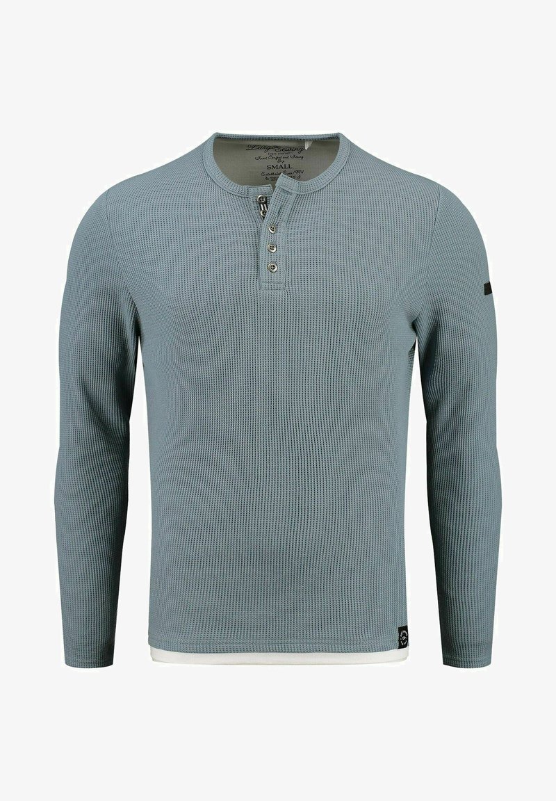 Maglietta a maniche lunghe in stile henley di colore azzurro chiaro con texture a righe, caratterizzata da tre bottoni al collo e un accento bianco all'orlo.