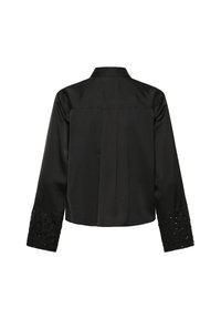 Crna satenska košulja s dugim rukavima, s ukrašenim manžetama i detaljem nabora straga. Glatka tekstura s klasičnim dizajnom ovratnika.